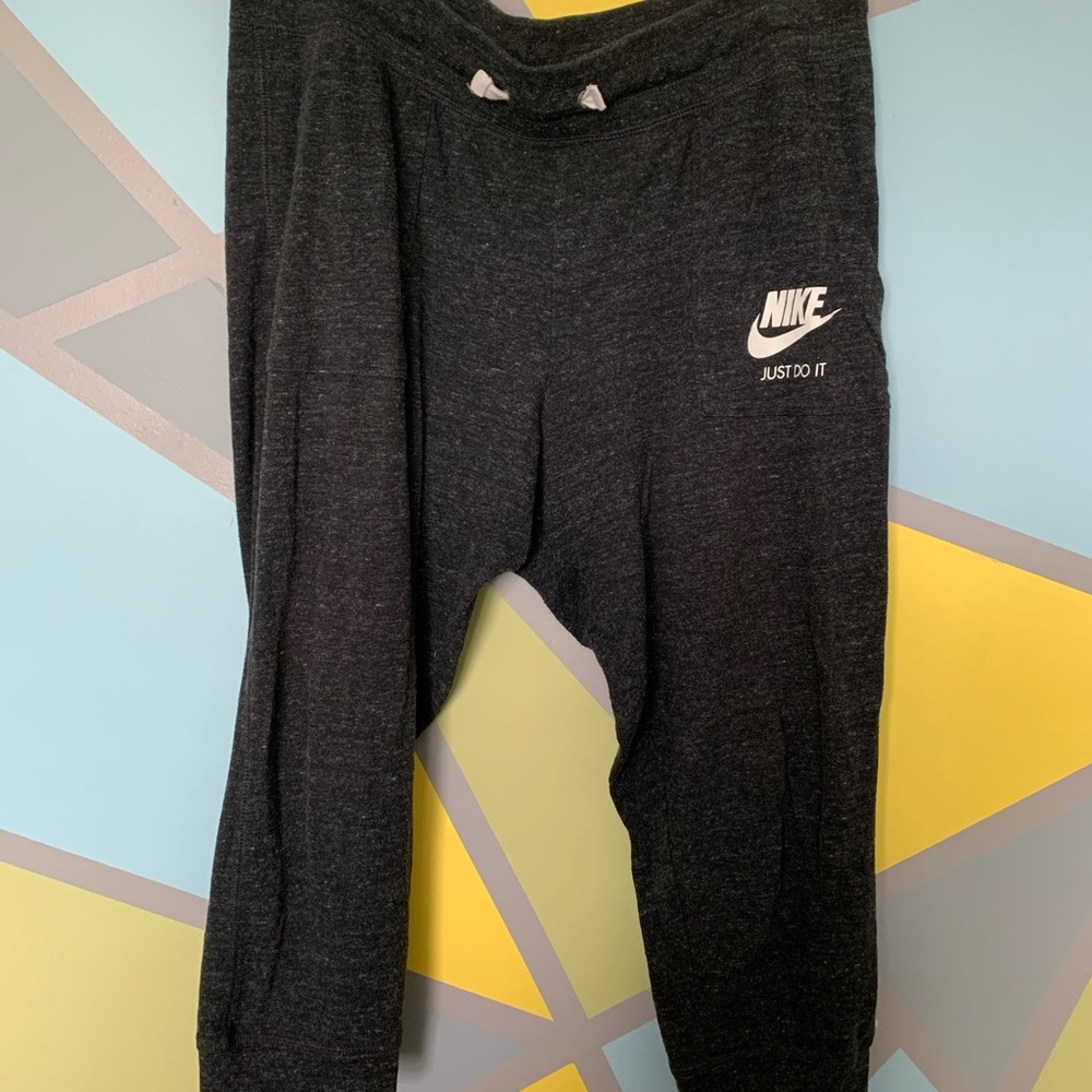 Women’s Nike cropped light weight sweat pants